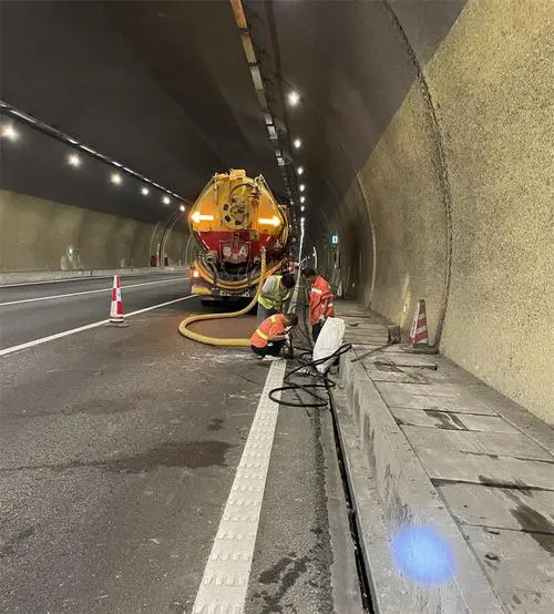 渝北隧道排水渠清淤